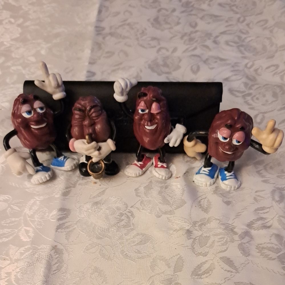 4 raisins by Applause